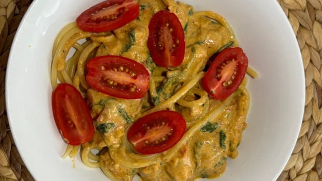 Makaron z kurczakiem, szpinakiem, pomidorkami koktajlowymi i mozarella