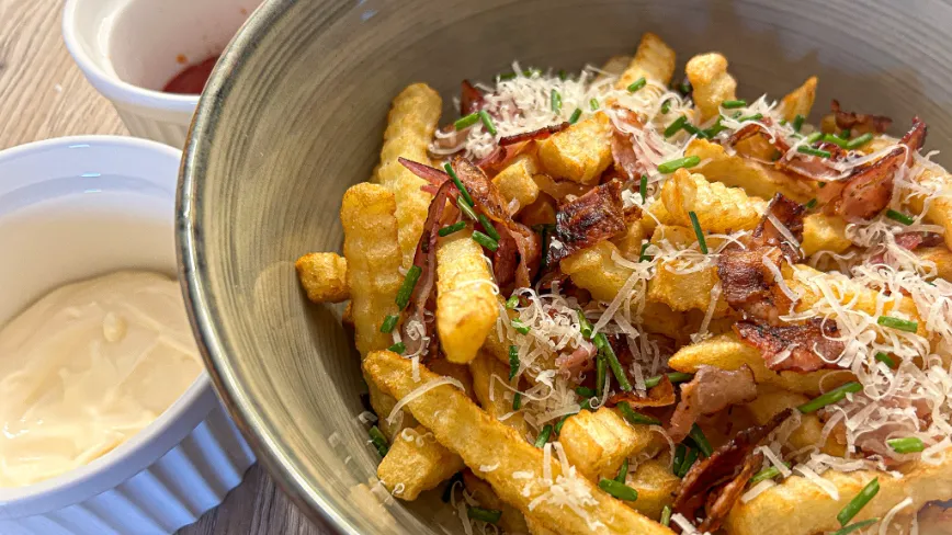 Frytki z boczkiem i parmezanem