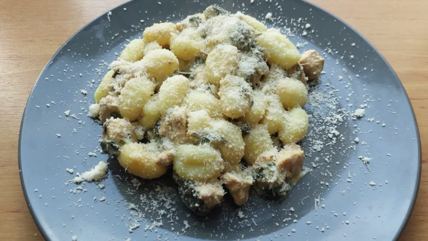 Gnocchi w sosie śmietanowo-szpinakowym z kurczakiem