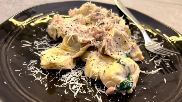 Tortellini w kremowym sosie z orzechami i szpinakiem