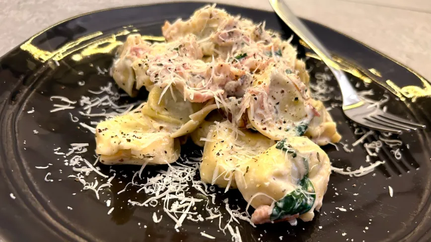 Tortellini w kremowym sosie z orzechami i szpinakiem