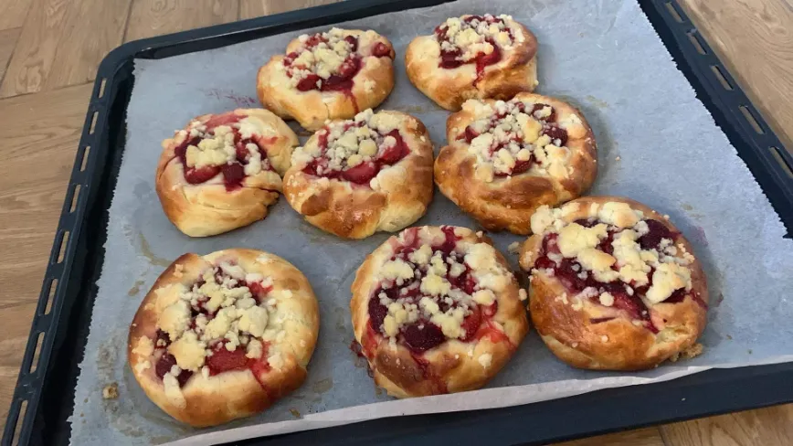 Drożdżówki z owocami i kruszonką