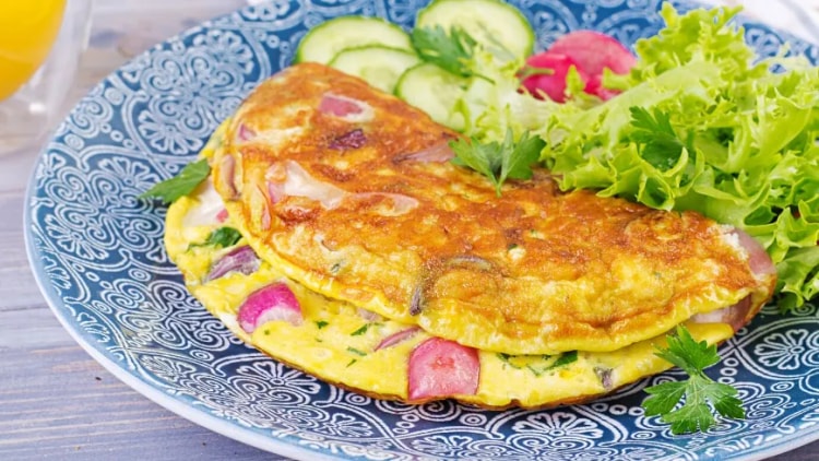 Przepyszny omlet z czerwoną cebulą i boczkiem