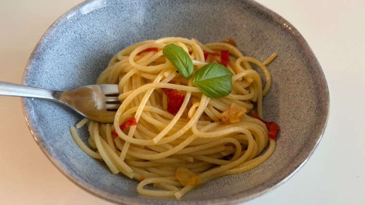 Spaghetti aglio e olio (Spaghetti z czosnkiem, oliwą i papryczką chilli)