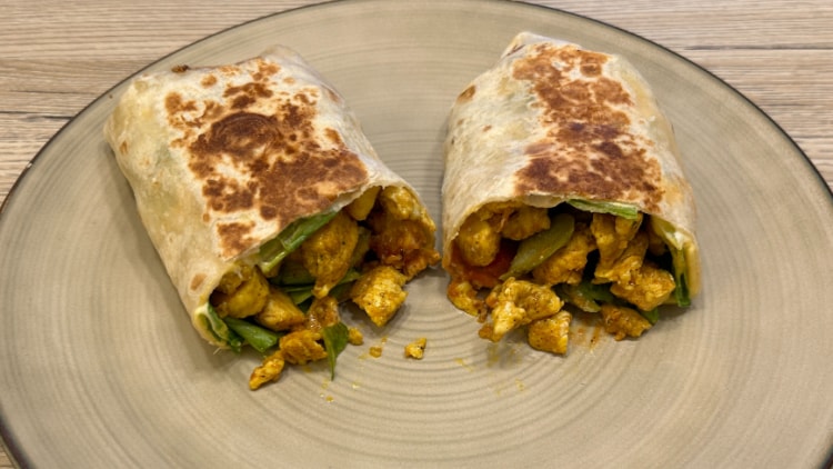 Fit tortilla z kurczakiem i warzywami