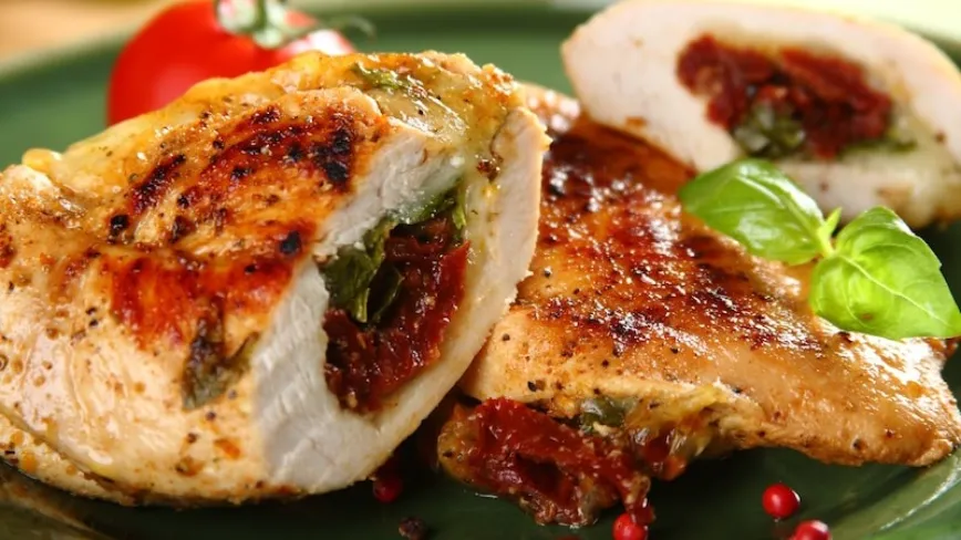 Kurczak z mozzarellą i suszonymi pomidorami 