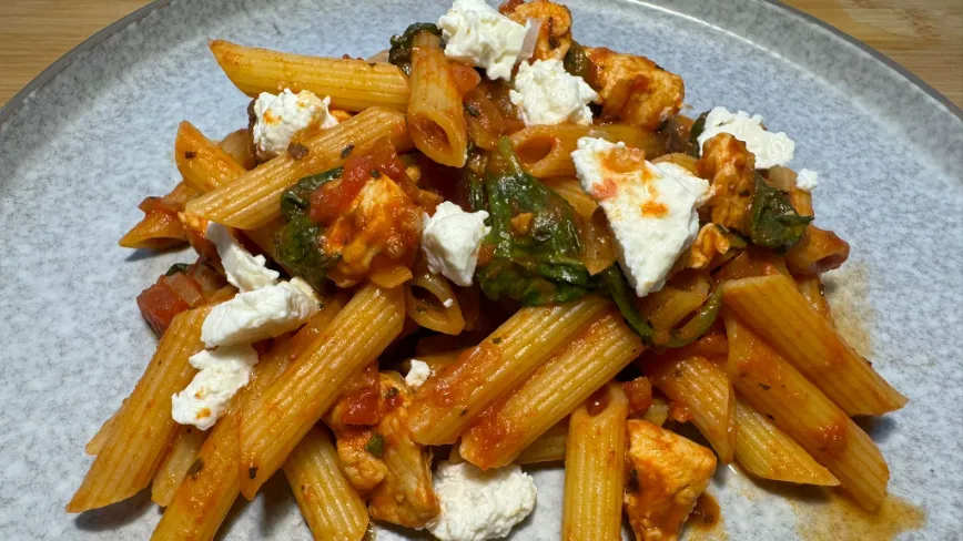 Makaron z indykiem, pomidorkami, serem feta i parmezanem
