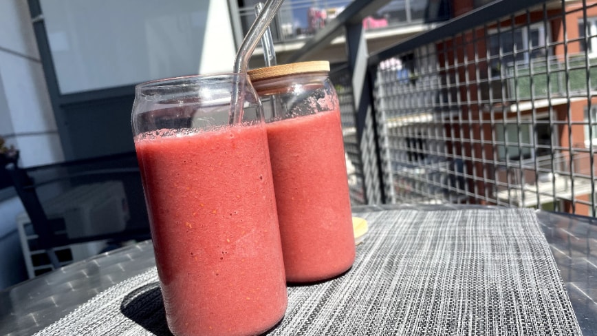 Pyszne smoothie z malinami, jabłkami i bananami