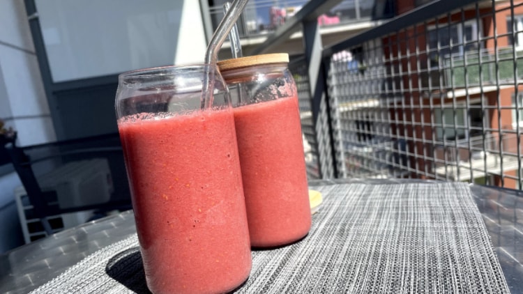 Pyszne smoothie z malinami, jabłkami i bananami
